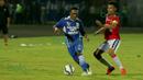 Aksi David Laly (kiri) gelandang bertahan Persib Bandung dalam turnamen sepak bola Bali Island 2016 di Stadion Kapten I Wayan Dipta, Gianyar, Bali, Minggu (21/2/2016). (Bola.com/Peksi Cahyo)