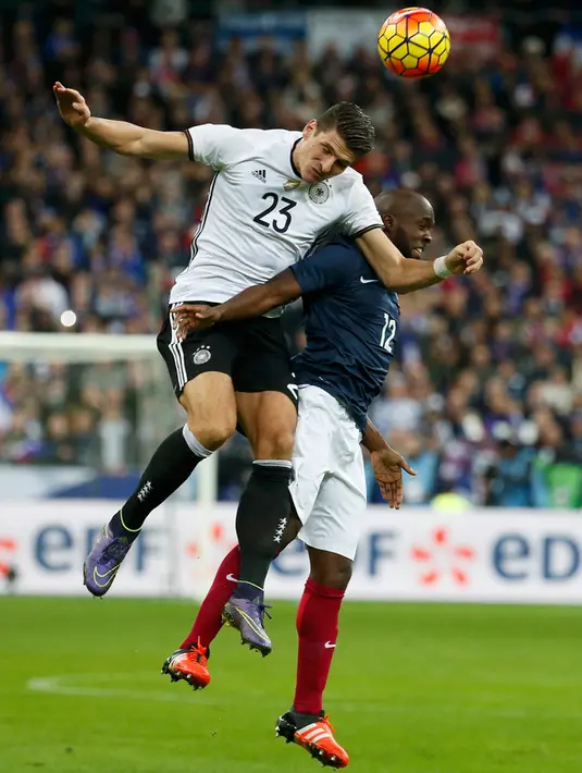 Penyerang Jerman, Mario Gomez (kiri) berebut bola udara dengan  gelandang Perancis, Lassana Diarra pada laga persahabatan di stadion Stade de France, Perancis, (13/11). Perancis menang atas Jerman dengan skor 2-0. (REUTERS/Benoit Tessier)