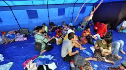 Sejumlah korban kebakaran beristirahat di posko pengungsian di Kebon Melati, Tanah Abang, Jakarta, Jumat (6/3/2015). Kebakaran hebat pada Kamis (5/3) petang menyebabkan setidaknya 1.600 warga terpaksa mengungsi. ( Liputan6.com/Faizal Fanani)