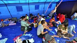 Sejumlah korban kebakaran beristirahat di posko pengungsian di Kebon Melati, Tanah Abang, Jakarta, Jumat (6/3/2015). Kebakaran hebat pada Kamis (5/3) petang menyebabkan setidaknya 1.600 warga terpaksa mengungsi. ( Liputan6.com/Faizal Fanani)