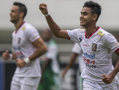 Penyerang Bali United, Miftahul Hamdi, menjadi pemain pertama di Torabika Soccer Championship 2016 yang berhasil mencetak quat-trick atau membobol gawang lawan sebanyak empat kali pada Minggu (20/11/2016). (Bola.com/Vitalis Yogi Trisna) 