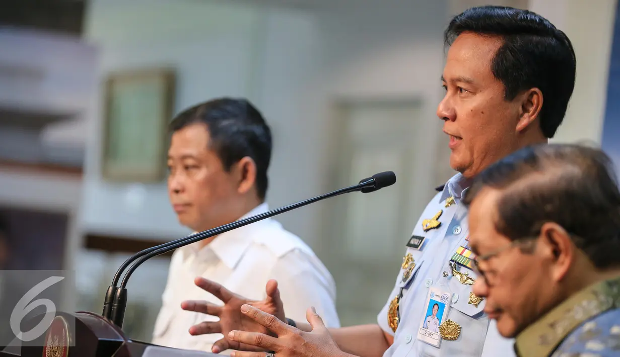 Marsekal Madya TNI Hadiyan S memberikan keterangan kepada awak media usai ratas di Kantor Presiden, Jakarta, Jumat (8/1/2016). Rapat membahas pemanfaatan Ruang Udara di Selatan Pulau Jawa. (Liputan6.com/Faizal Fanani)