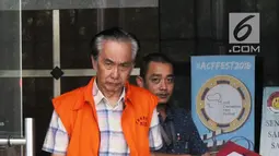 Direktur Utama PT PBM Puspo Sukrisna alias Asun (kiri) keluar dari Gedung KPK, Jakarta, Rabu (25/7). Asun diduga menyuap Bupati Subang nonaktif Imas Aryumningsih terkait kasus pengurusan perizinan di lingkungan Pemkab Subang. (Merdeka.com/Dwi Narwoko)