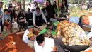 Meski terus bercucuran air mata selama prosesi pemakaman, namun Kiki berusaha untuk ikhlas melepas kepergian ayahandanya itu. Ia merasa sudah melakukan hal yang terbaik sebagai anak untuk ayah tercinta. (Deki Prayoga/Bintang.com)