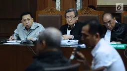 Terdakwa dugaan korupsi proyek e-KTP, Setya Novanto (kiri) menyimak keterangan saksi pada sidang lanjutan di Pengadilan Tipikor, Jakarta, Senin (12/3). Sidang mendengar keterangan saksi dan saksi ahli. (Liputan6.com/Helmi Fithriansyah)