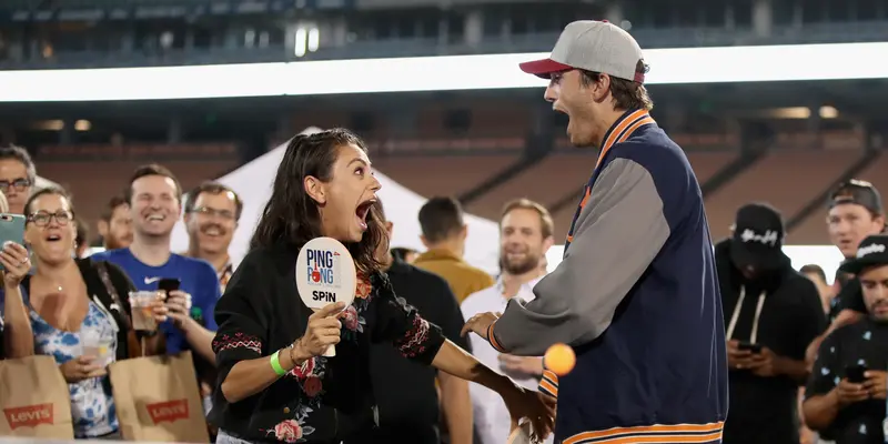 Kehebohan Mila Kunis dan Ashton Kutcher Saat Bermain Pingpong