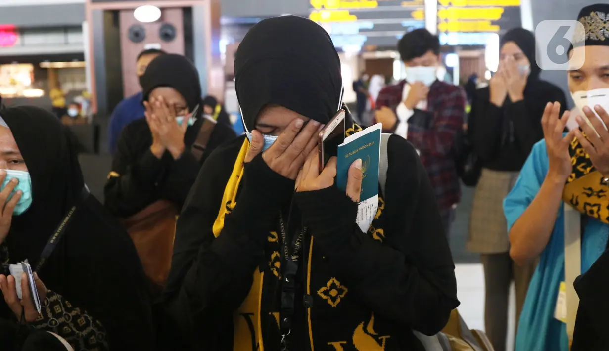 Jemaah umrah asal Indonesia saat berada di bandara Soekarno Hatta, Tangerang, Minggu (1/11/2020). Sementara itu Kementerian Agama memastikan jamaah Indonesia mulai bertolak ke Arab Saudi untuk melaksanakan ibadah umroh di dua kota suci Mekah dan Madinah mulai hari ini. (Liputan6.com/Angga Yuniar)