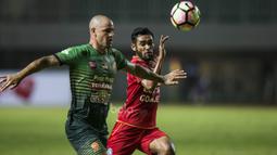Bek PS TNI, Facundo Talin, mengamankan bola dari kejarang gelandang Arema FC, Ferry Saragih, pada laga Liga 1 di Stadion Pakansari, Bogor, Senin (3/7/2017). Kedua klub bermain imbang 0-0. (Bola.com/Vitalis Yogi Trisna)