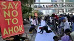 Sejumlah warga membubuhkan tanda tangan mendukung pemakzulan Gubernur DKI Basuki Tjahaja Purnama alias Ahok di Bundaran HI, Jakarta, Minggu (22/2/2015). Mereka melakukan aksi ini karena kebijakan Ahok dinilai tak pro-rakyat. (Liputan6.com/Faizal Fanani)