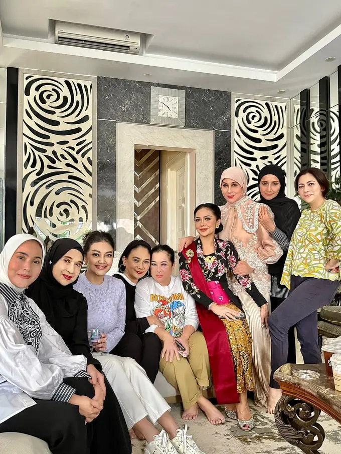 Gaya Kasual Geng Arisan HotHitz dari Inneke Koesherawati hinga Marini Zumarnis, Kris Dayanti Tampil Beda Kenakan Kebaya