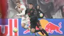 Bek Bayern Munchen Benjamin Pavard bersaing dengan bek RB Leipzig Marcel Halstenberg pada laga pekan ke-16 Bundesliga Jerman 2022-2023 di Red Bull Arena, Sabtu (21/1/2023) dini hari WIB. Hasil ini tidak mengubah posisi kedua tim di klasemen sementara Bundesliga. (AP Photo/Matthias Schrader)