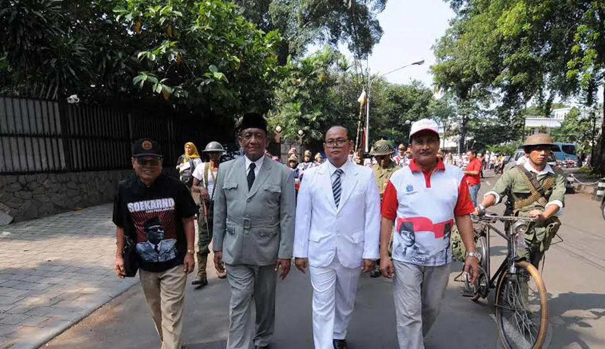 Peserta berkostum mirip Soekarno-Hatta tampak dalam pawai dalam rangka   memperingati HUT Kemerdekaan RI ke-69 (Liputan6.com/Herman Zakharia)