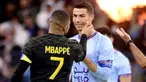 Pemain PSG, Kylian Mbappe (kiri) berbincang dengan Cristiano Ronaldo saat laga Riyadh Season Cup antara Riyadh All-Star melawan PSG yang berlangsung di King Fahd Stadium, Riyadh, Jumat (20/1/2023) dini hari WIB. (AFP/Franck Fife)