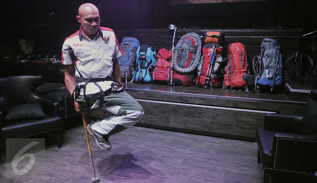 Pendaki gunung tunadaksa berkaki satu dari Indonesia, Sabar Gorky saat memberikan keterangan pers pada acara pelepasan Tim Ekspedisi Sabar Gorky ke Gunung Aconcagua, Argentina di Hotel Borobudur, Jakarta, Kamis (18/2). (Liputan6.com/JohanTallo)