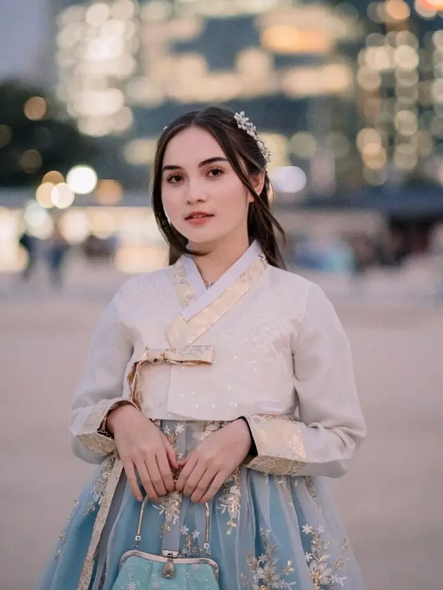 Elina Joerg saat mengenakan Hanbok, makin cantik dan elegan