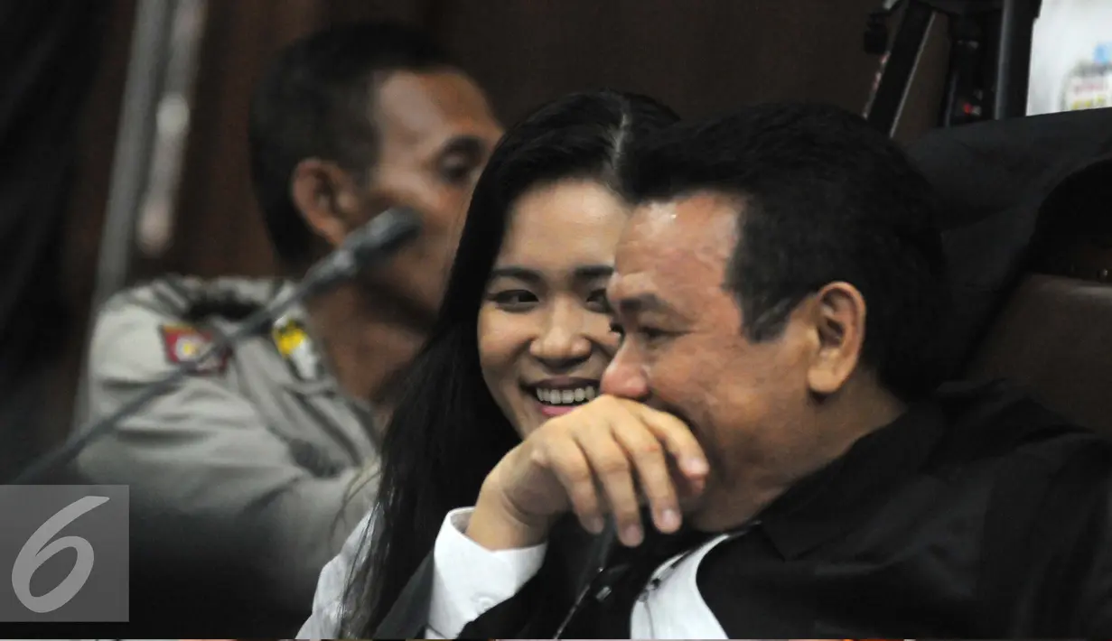 Jessica Kumala Wongso tersenyum dengan Penasehat hukumnya saat sidang lanjutan kasus pembunuhan Wayan Mirna Salihin, Jakarta, Rabu (7/9). Menurut Ahli Patologi Forensik RSCM, sianida ada di lambung setiap orang. (Liputan6.com/Helmi Afandi) 