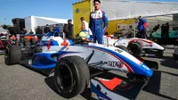 Pebalap muda Indonesia di ajang Formula Renault (FR) Eurocup 2.0 2017, Presley Martono, bersiap menghadapi balapan di sirkuit Hungaroring, Budapest, Hungaria, 1-2 Juli nanti. (Bola.com/Reza Khomaini)