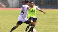 Kehadiran eks pemain Bali United, Windu Wibowo (kanan), menjadikan lini tengah Persis Solo makin garang di Piala Wali Kota Padang. (Bola.com/Romi Syahputra)