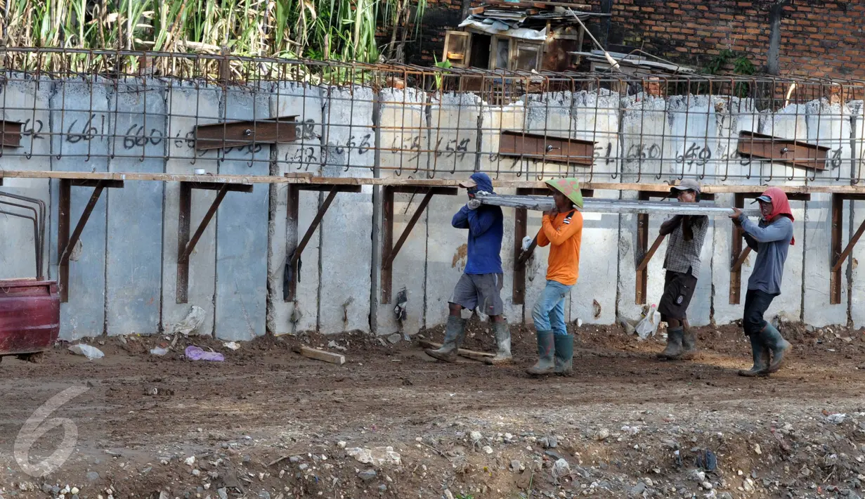 Sejumlah Pekerja  saat mengangkat besi di Pinggiran kali ciliwung, Kalibata, Jakarta, Sabtu (2/4) Pemasangan beton tanggul tersebut untuk meminimalisir banjir kiriman yang sering terjadi di kawasan tersebut. (Liputa6.com/Helmi Afandi)