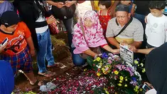 Meski cuaca panas yang menyengat tidak menghalangi antusias para peziarah mendatangi makam olga.Melihat hal itu keluarga olga kembali memasang tenda yang tadinya sudah dibongkar.Sebelumnya tenda itu dipasang dengan posisi menutupi makam olga