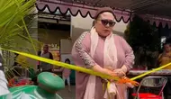Warung Sepi, Nunung Bagikan Makanan ke Tukang Becak dan Tukang Parkir