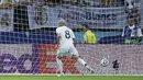 Gol pembuka Real Madrid dicetak oleh Fede Valverde (59') dari jarak dekat.  (AP Photo/Darko Bandic)