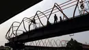 Pekerja menyelesaikan pembangunan jembatan penyeberangan orang (skywalk) di kawasan Kebayoran Lama, Jakarta, Rabu (2/11/2022). Pengerjaan skywalk sepanjang 500 meter dengan desain cahaya artistik dan dilengkapi fasilitas lift nantinya mengintegrasikan Stasiun Kebayoran dengan Halte Transjakarta Koridor 8 dan Koridor 13. (Liputan6.com/Herman Zakharia)