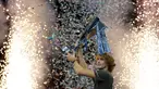 Petenis Jerman, Alexander Zverev memegang trofi setelah mengalahkan Novak Djokovic pada laga puncak ATP Finals 2018 di O2 Arena, London, Senin (19/11). Zverev mengalahkan petenis nomor satu dunia dalam dua set langsung 6-4, 6-3. (AP/Tim Ireland)