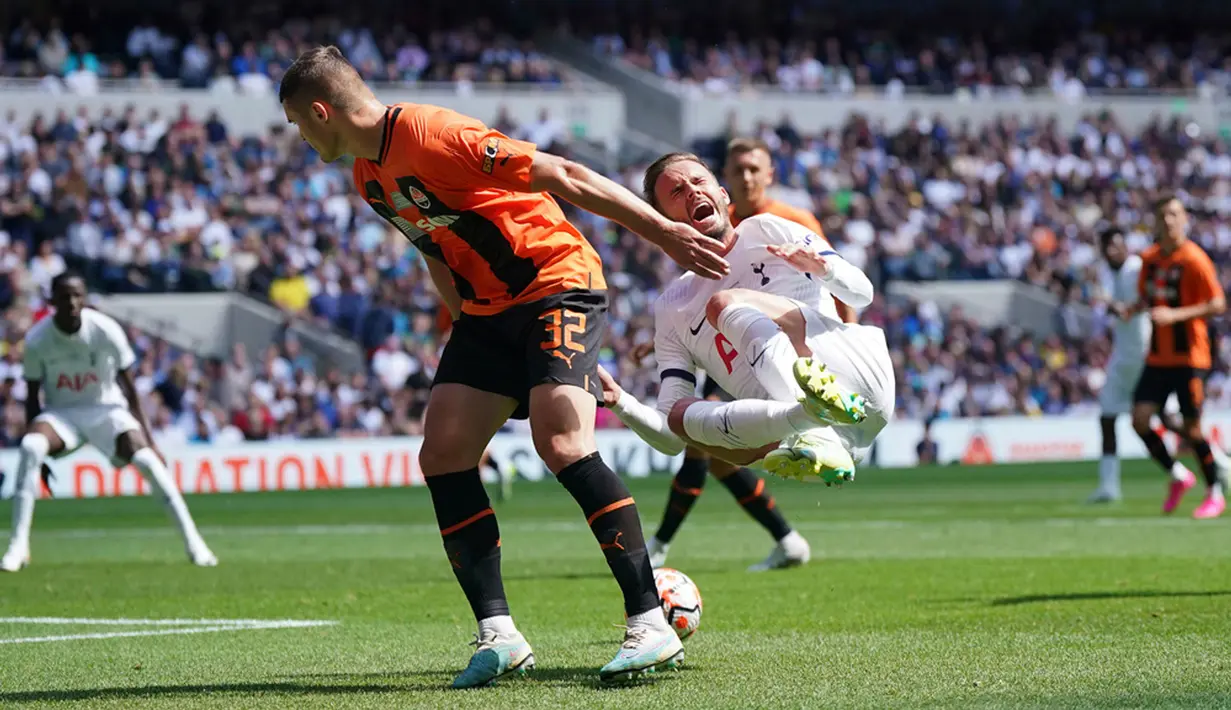 Harry Kane kemudian kembali membawa Tottenham Hotspur unggul lima menit selepas jeda. Ia mencetak gol lewat sundulan memanfaatkan umpan silang dari sisi kiri. (Yui Mok/PA via AP)