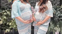 Potret Tasya Farasya dan sang sahabat yang memperlihatkan baby bump ini pun tak lepas dari sorotan netizen. Menggunakan busana berwarna biru, keduanya tampil begitu menawan. (Liputan6.com/IG/@tasyafarasya)