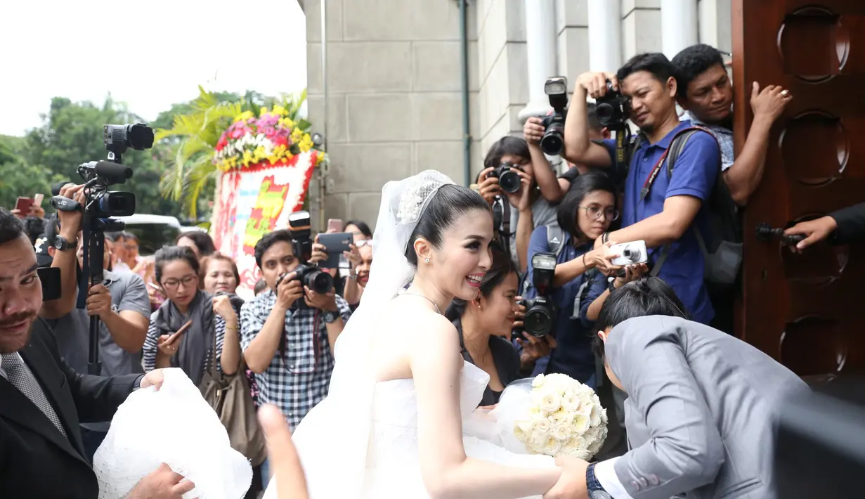 Beberapa selebriti terlihat hadir pada acara tersebut. Olga Lydia dan Deddy Corbuzier didaulat kedua mempelai menjadi pembawa acara. Delon tampil menyanyi saat pengantin melakukan penghormatan di depan patung Bunda Maria. (Nurwahyunan/Bintang.com)