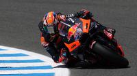 Aleix Espargaro mencatat waktu 1 menit 37,216 detik, unggul 0,221 detik dari Jack Miller yang ada di posisi kedua. (PIERRE-PHILIPPE MARCOU/AFP)