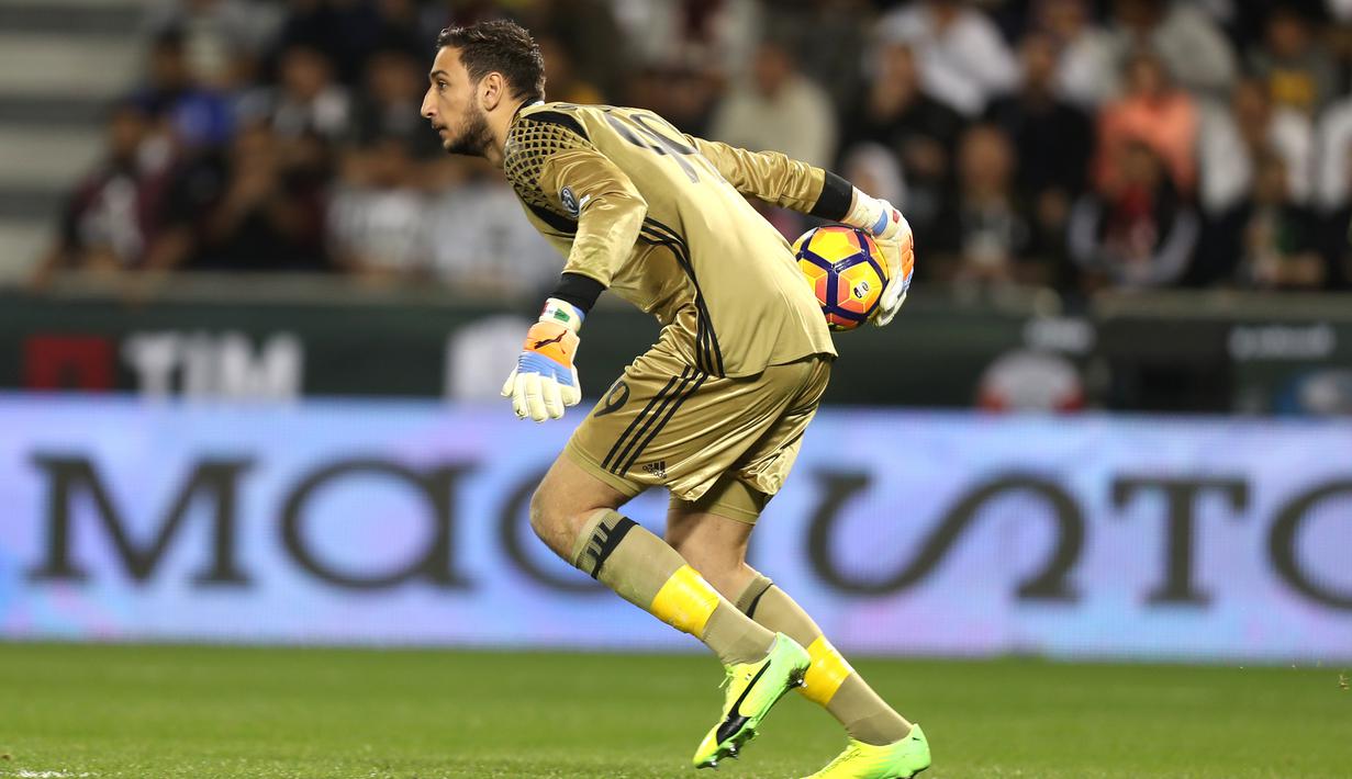Aksi Kiper AC Milan Gianluigi Donnarumma saat pertandingan final Piala Super Italia antara AC Milan dan Juventus di Doha pada 23 Desember 2016. (AFP Photo/Karim Jaafar)