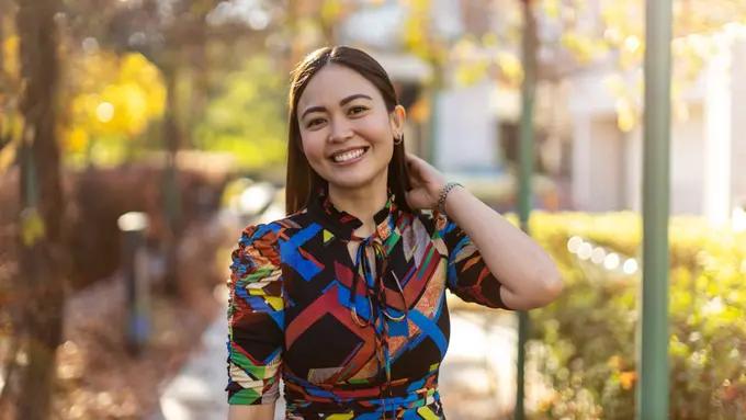 bahagia tersenyum dewasa single mandiri