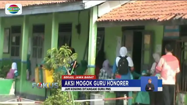 Memasuki hari keempat aksi mogok mengajar guru honorer, sejumlah personel polisi dari Polres Blitar diterjunkan ke sekolah-sekolah di Kabupaten Blitar, Jawa Timur, untuk menggantikan guru yang tidak masuk.