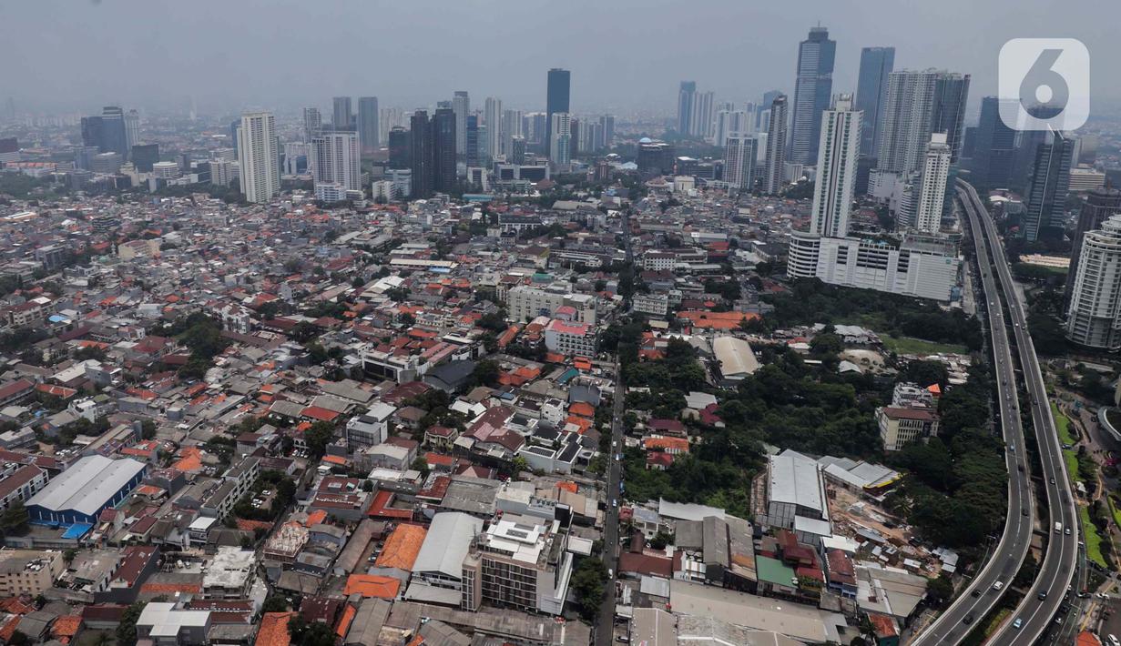 Foto dari ketinggian memperlihatkan kondisi pemukiman padat penduduk berlatar gedung bertingkat di Jakarta, Jumat (23/2/2024). (Liputan6.com/Angga Yuniar)