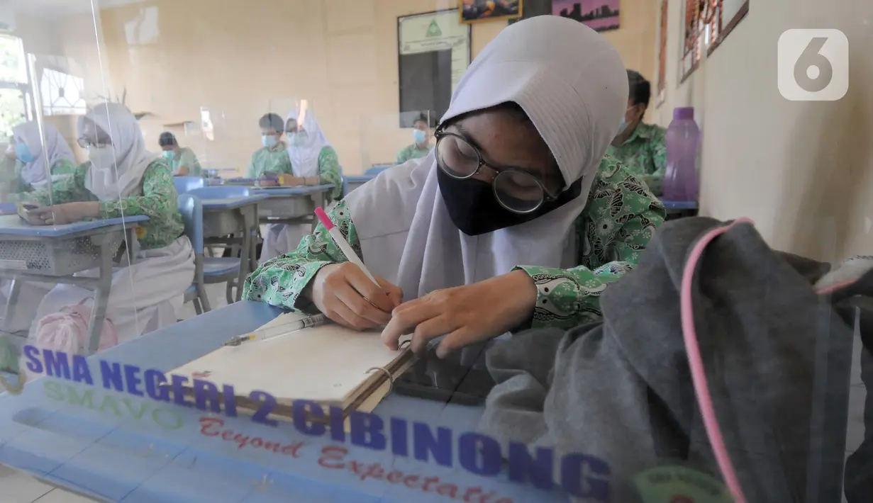 Murid melakukan kegiatan belajar tatap muka dengan penerapan protokol kesehatan COVID-19 di SMAN 2 Cibinong, Kabupaten Bogor, Jawa Barat, Rabu (17/3/2021). Sebanyak 170 sekolah di Kabupaten Bogor mulai menggelar uji coba pembelajaran secara tatap muka hingga 10 April 2021. (merdeka.com/Arie Basuki)