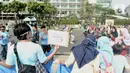 Warga saat menggelar Aksi Save Uighur selama CFD, Jakarta, Minggu (22/12/2019). Aksi tersebut digelar sebagai bentuk peduli terhadap muslim Uighur di Xinjiang yang diduga hingga saat ini terus mengalami tindakan kekerasan oleh pemerintah China. (merdeka.com/Iqbal S. Nugroho)