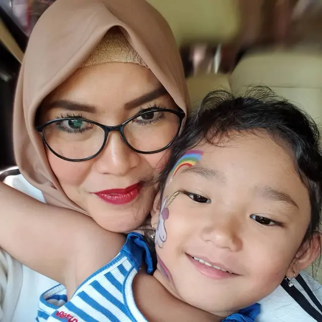 Penuh Kasih Sayang, Ini 6 Momen Kebersamaan Umi Kalsum dan Anak Ayu Ting Ting