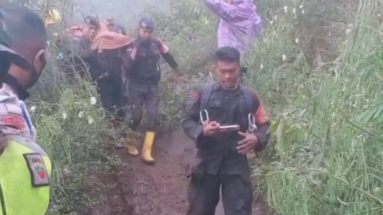 Proses evakuasi pendaki meninggal dunia karena erupsi Gunung Marapi oleh petugas gabungan.