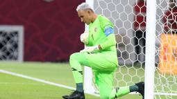 Keylor Navas. Kiper Kosta Rika berusia 35 tahun yang sejak awal musim 2019/2020 berseragam PSG usai meninggalkan Real Madrid ini tercatat telah mengoleksi 107 caps bersama Timnas Kosta Rika sejak melakukan debut pada 11 Oktober 2008. Total 41 clean sheet telah dicetaknya bersama Timnas Kosta Rika yang akan berlaga di putaran final Piala Dunia 2022 Qatar. (AFP/Mustafa Abumunes)