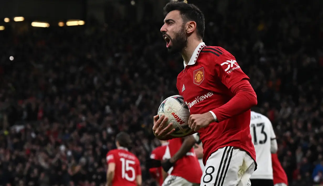 Selebrasi gelandang Manchester United, Bruno Fernandes setelah menjebol gawang Fulham lewat titik penalti pada laga perempatfinal Piala FA 2022/2023 di Old Trafford Stadium, Manchester (19/3/2023). Bruno Fernandes menjadi pemain terakhir MU yang mengenakan jersey bernomor punggung 8 sejak awal musim 2022/2023, mewarisinya dari juan Mata. Sebelumya Bruno Fernandes mengenakan nomor punggung 18 sejak didatangakn dari Sporting Lisbon pada tengah musim 2019/2020. (AFP/Paul Ellis)