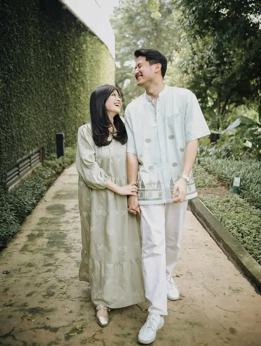 Hanggini tampil dengan gamis ruffle warna hijau bermotif. Ia pun pertama kalinya menjadi istri di momen lebaran tahun ini. [@luthfiaulia]