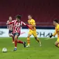 Penyerang Atletico Madrid, Joao Felix, berusaha melewati pemain Barcelona pada laga Liga Spanyol di Stadion Wanda Metropolitano, Minggu (22/11/2020). Barcelona takluk dengan skor 1-0. (AP/Bernat Armangue)