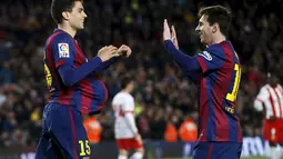 Marc Batra merayakan golnya bersama Lionel Messi di Stadion Camp Nou, Kamis (9/4/2015) dini hari WIB. (REUTERS/Albert Gea)