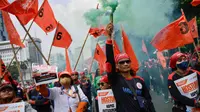 Para buruh Indonesia saat berunjuk rasa di sekitar kawasan Patung Kuda, Jakarta, Rabu 17 Juli 2024. (BAY ISMOYO/AFP)