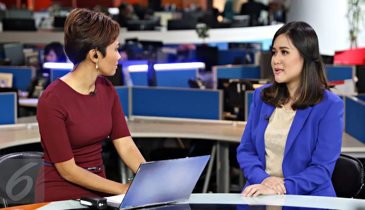 Saksi kematian Wayan Mirna Salihin, Jessica Kumala Wongso (kanan) menjawab pertanyaan di Jakarta, Kamis (28/1). Jessica mengaku tak terlalu dekat dengan  Mirna. (Liputan6.com/Immanuel Antonius)