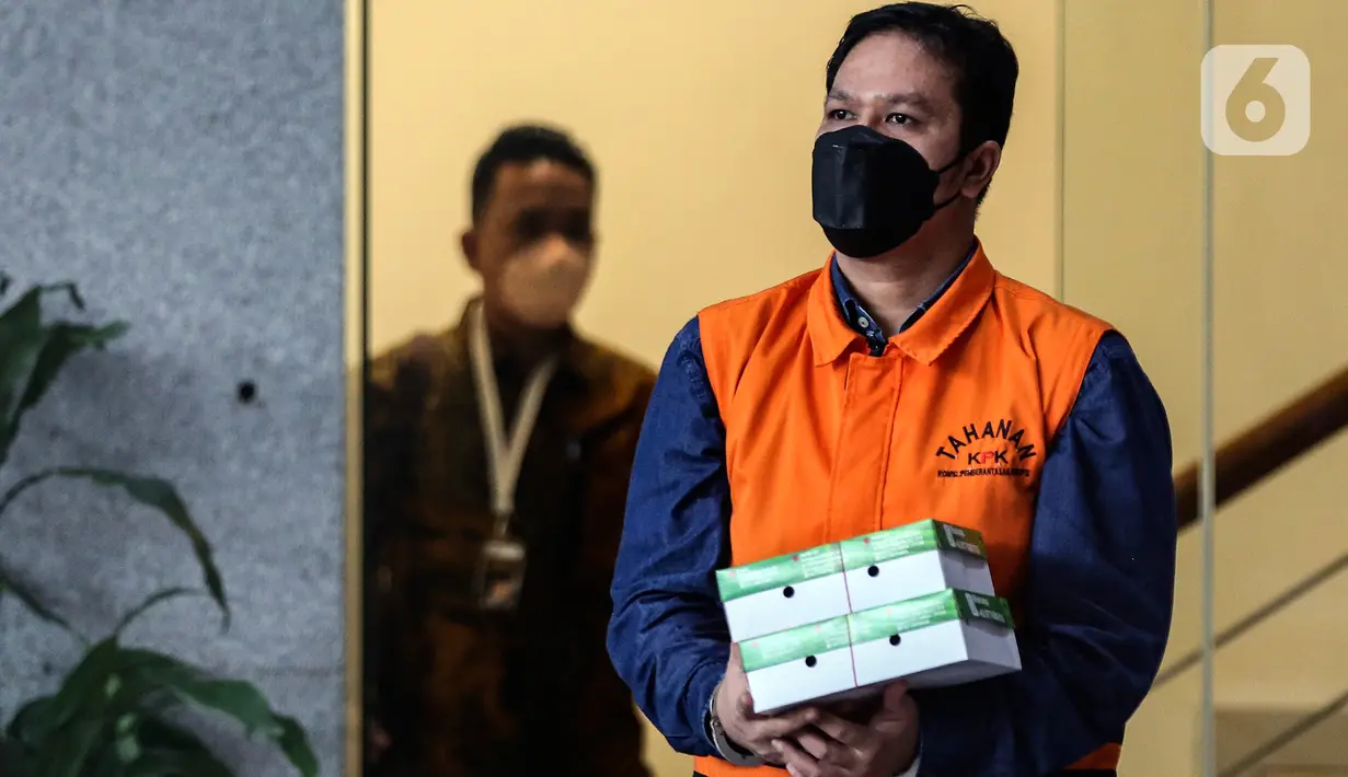Bupati Kuantang Singingi (Kuansing) nonaktif Andi Putra bersiap meninggalkan Gedung KPK, Jakarta, Kamis (20/1/2022). Andi Putra diperiksa lanjutan sebagai tersangka dalam kasus dugaan korupsi perpanjangan izin Hak Guna Usaha (HGU) sawit di Kabupaten Kuansing Provinsi Riau. (Liputan6.com/Johan Tallo)