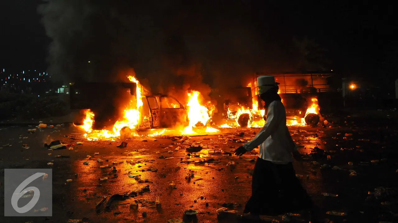 20161104- Pendemo Bakar Mobil di Kawasan Monas -Jakarta- Angga Yuniar