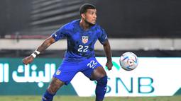 DeAndre Yedlin telah mengoleksi 75 caps bersama Timnas Amerika Serikat di usianya yang baru 29 tahun. Ia tercatat pernah bermain di Liga Inggris bersama Tottenham Hotspur, Sunderland (pinjaman), dan Newcastle United. Pemain yang berposisi sebagai bek kiri tersebut kini tengah membela Inter Miami, setelah semusim sebelumnya membela Galatasaray. (AFP/Jose Jordan)